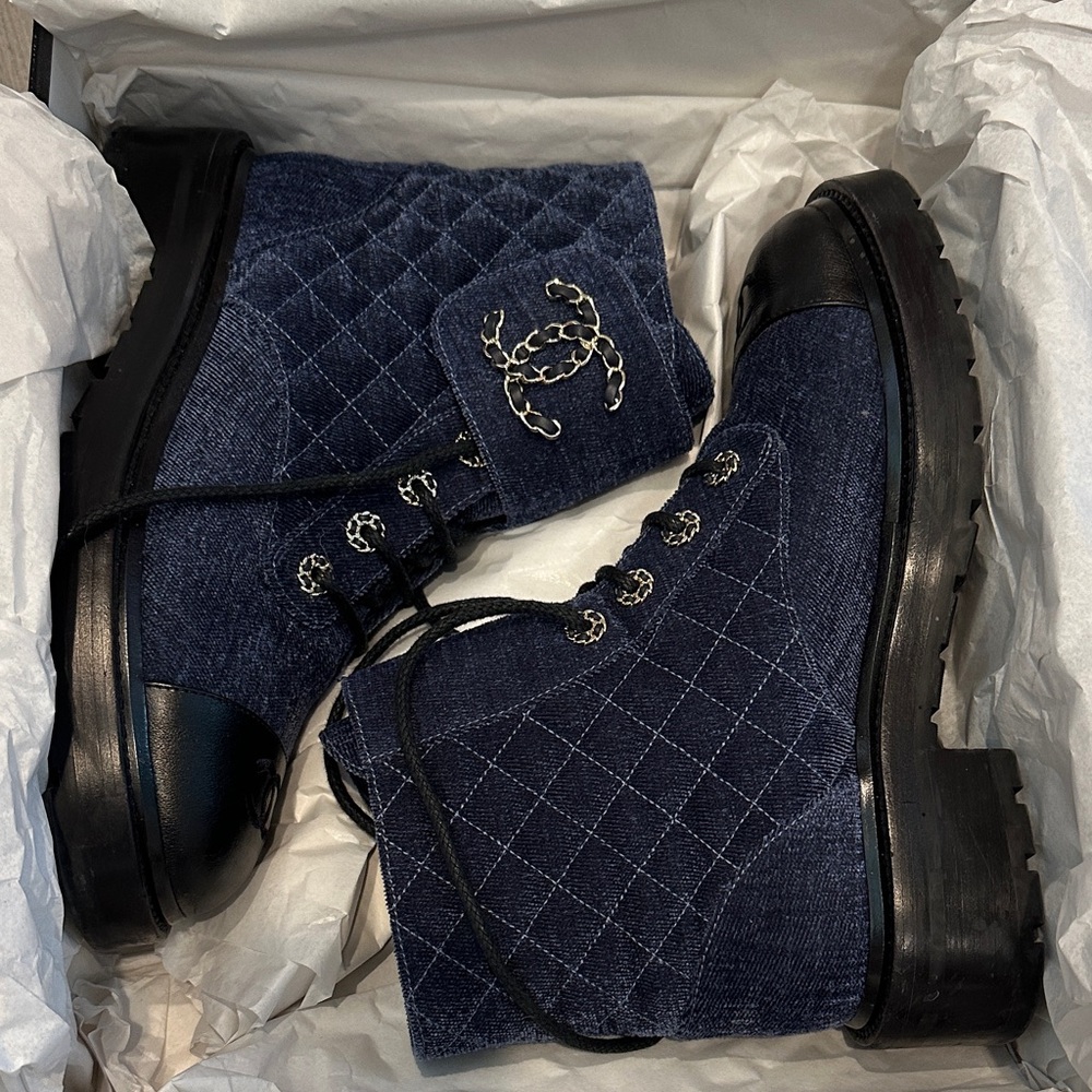 CHANEL Navy Quilted and black leather Combat Boots Size 40 EU
